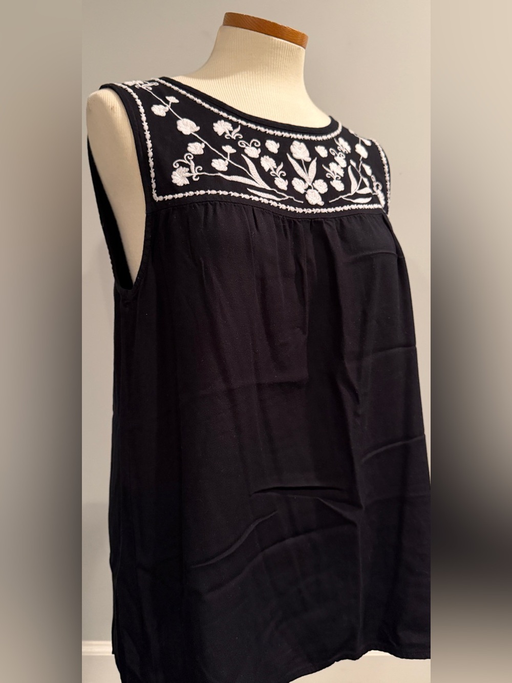 Old Navy Embroidered Tank Large